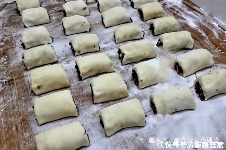 红豆最过瘾的吃法,先卷后炸,香甜酥脆,孩子最爱的小零食