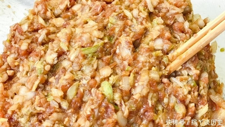 拌饺子馅，先调味还是后调味？做对了，饺子鲜嫩多汁，入味还不腥