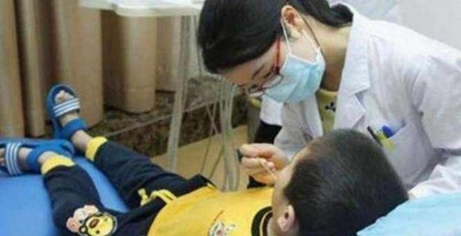 军军|5岁男孩每天一杯牛奶,1月后被送进医院,医生:胃里全是“纸”