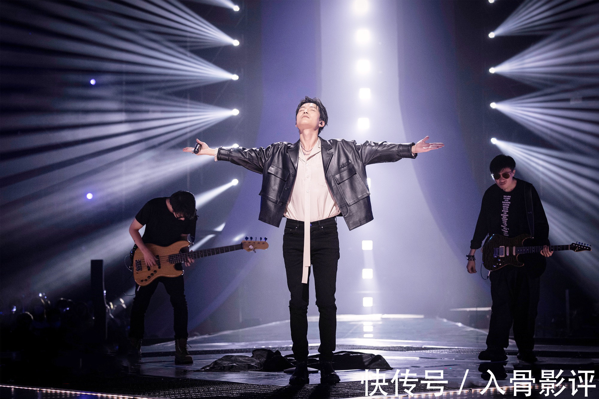 《追光吧》:哥哥們初舞臺(tái)夢(mèng)幻聯(lián)動(dòng),出現(xiàn)多位后起之秀