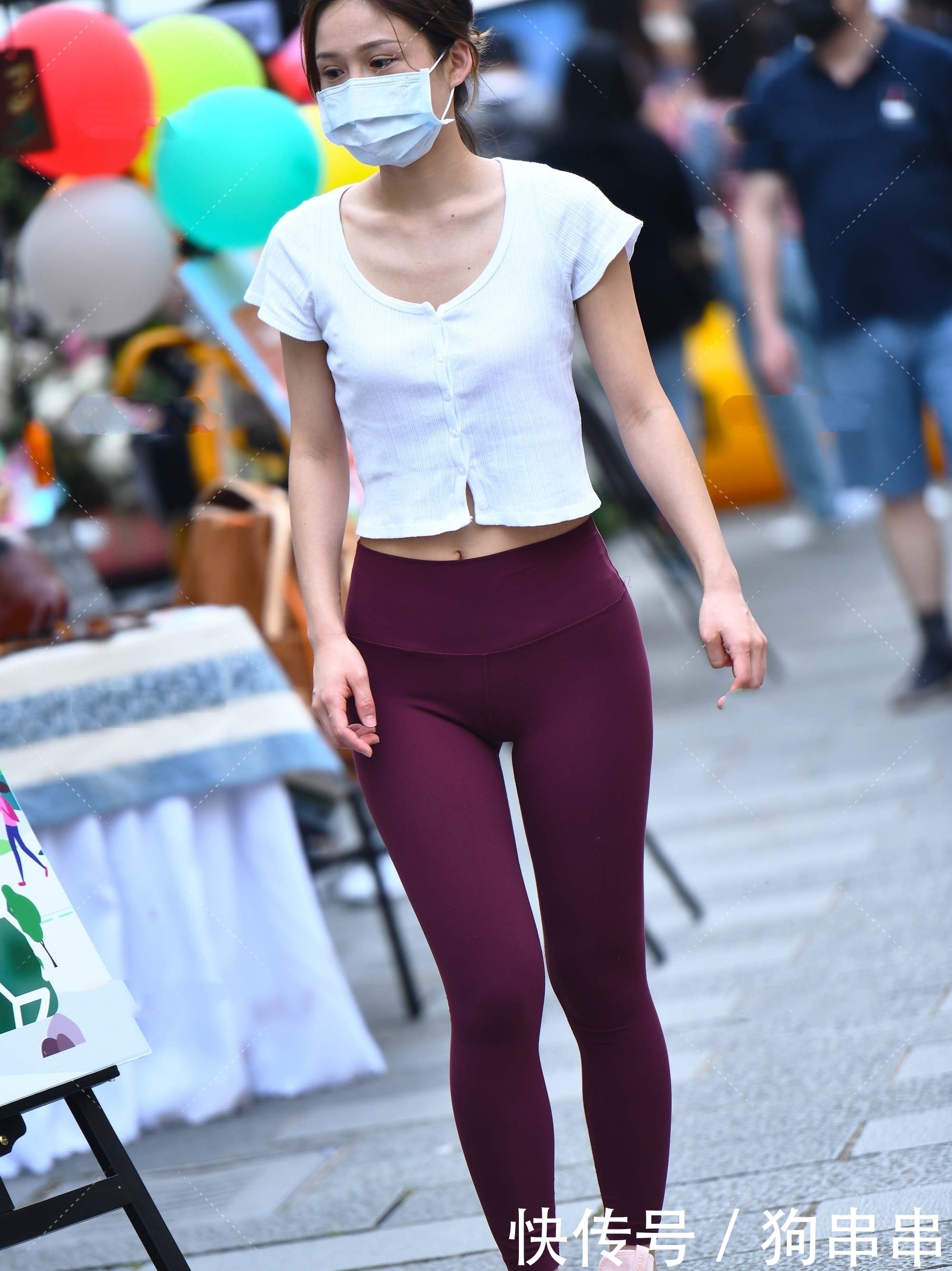 运动健身穿搭,白色修身短袖搭配深紫色瑜伽裤,个性彰显动感十足