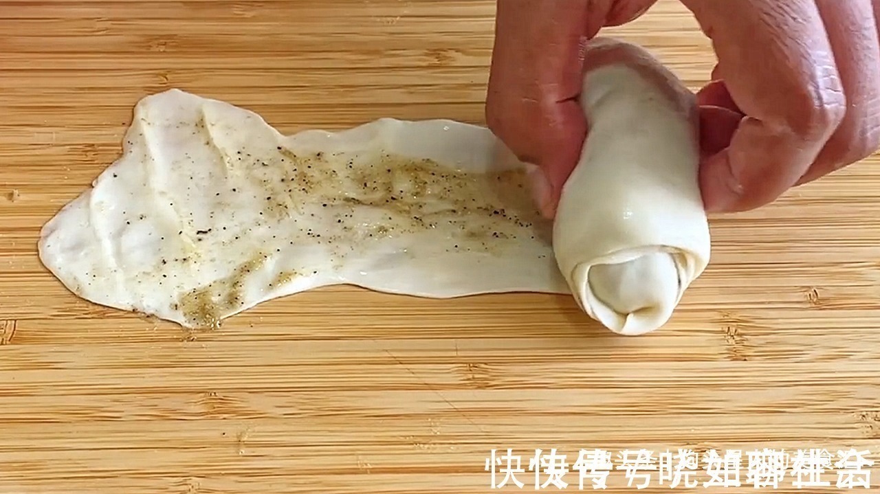 葱油饼家常做法，记住关键3点，做的饼外酥里软，比早餐店的好吃