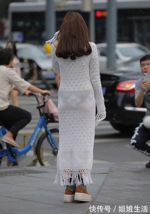 蕾丝 小姐姐穿白色长款修身连衣裙,时髦又前卫,蕾丝设计很透明