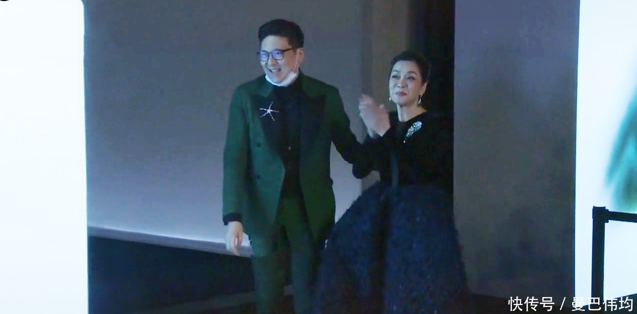 掀起刘海|58岁毛阿敏真的老了,掀起刘海穿垫肩拼接裙做女王,好绝一女的