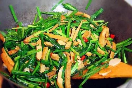  下饭|冬天，吃大鱼大肉不如它，上锅炒一炒，补钙长个头，好吃又下饭