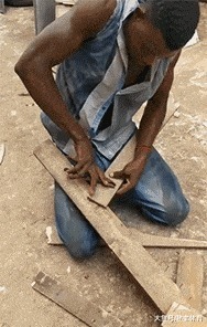 |搞笑GIF: 你们可要为我作证 是那个妹子自己撞过来的