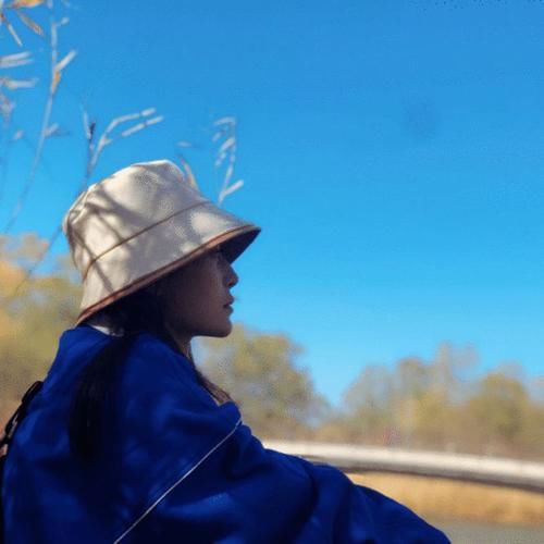 少女感|小姐姐太有少女感!宝蓝色卫衣配白衬衫清新减龄,俏皮可爱