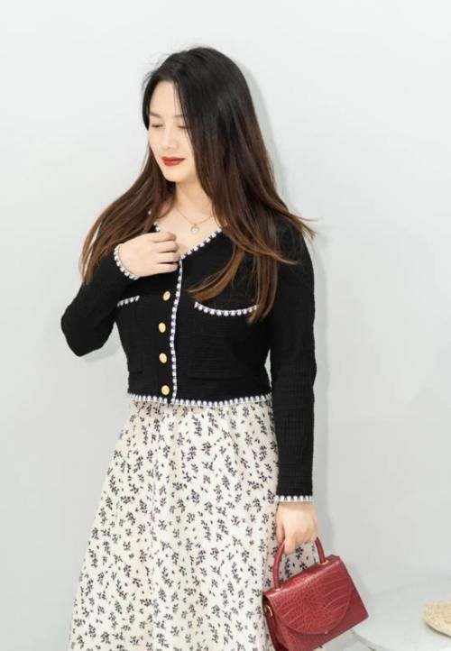 裙子 + 小白鞋，裙子 + 平底鞋，2021巨in组合 ！