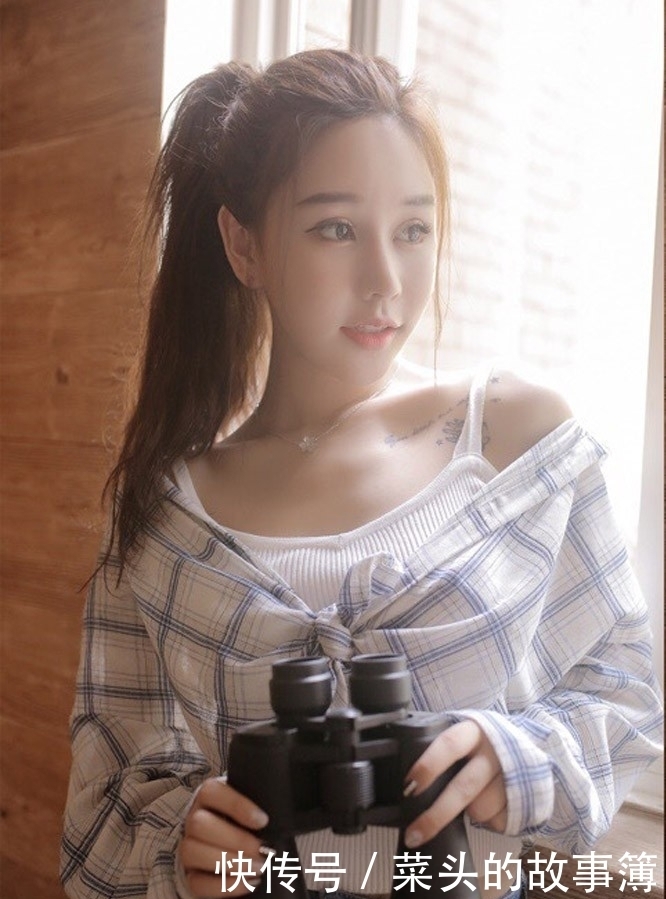 衬托|唯美的紧身牛仔裤美女,五官精致,衬托优美的线条!