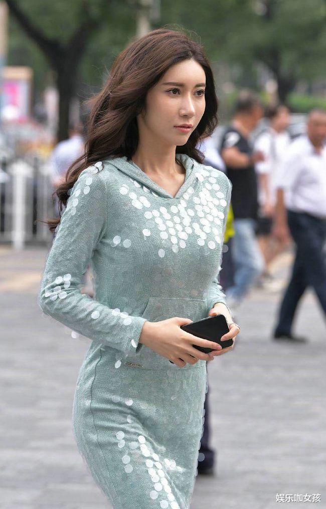 街拍美女：亮片连衣裙搭配高跟凉鞋，让美女成为街头最耀眼的明星