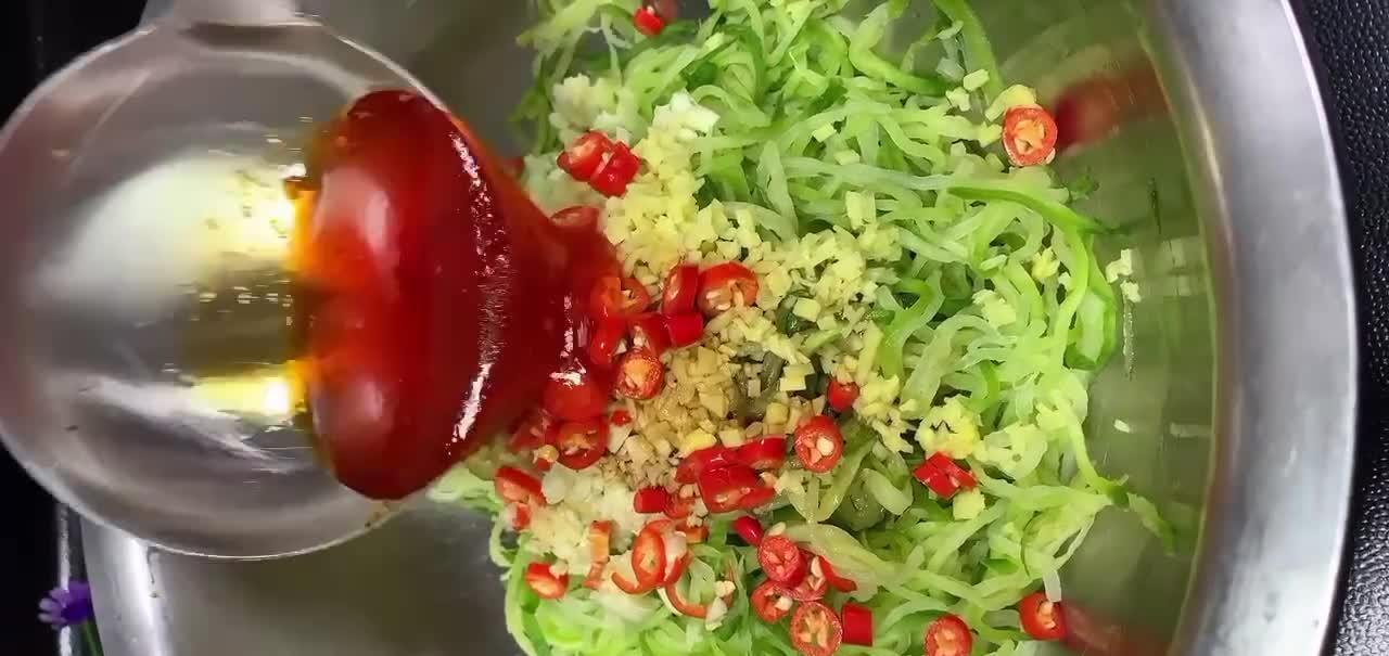 教你做好吃的萝卜咸菜，鲜嫩爽脆酸辣解腻，做法简单现做现食