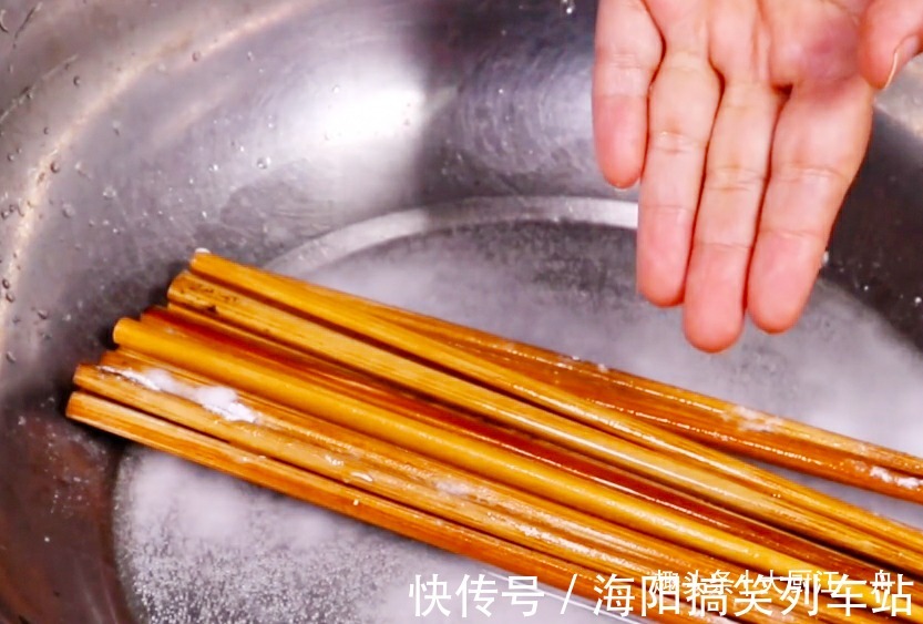 家中的筷子，用水煮已经过时了！大厨教你这样做，干净快速又卫生