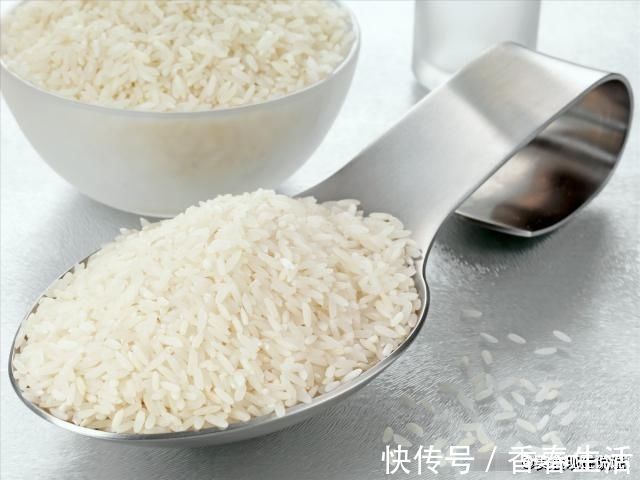 松软|蒸米饭时,光加水还不够,大厨:牢记这“2放”,米饭喷香又松软