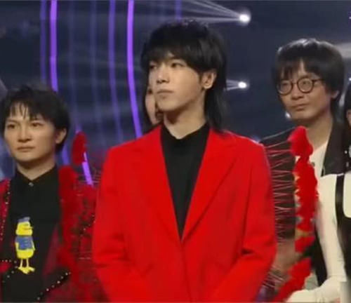 新裤子是节目组卧底主唱跑调拖周深后腿，双方不熟合演前才互关