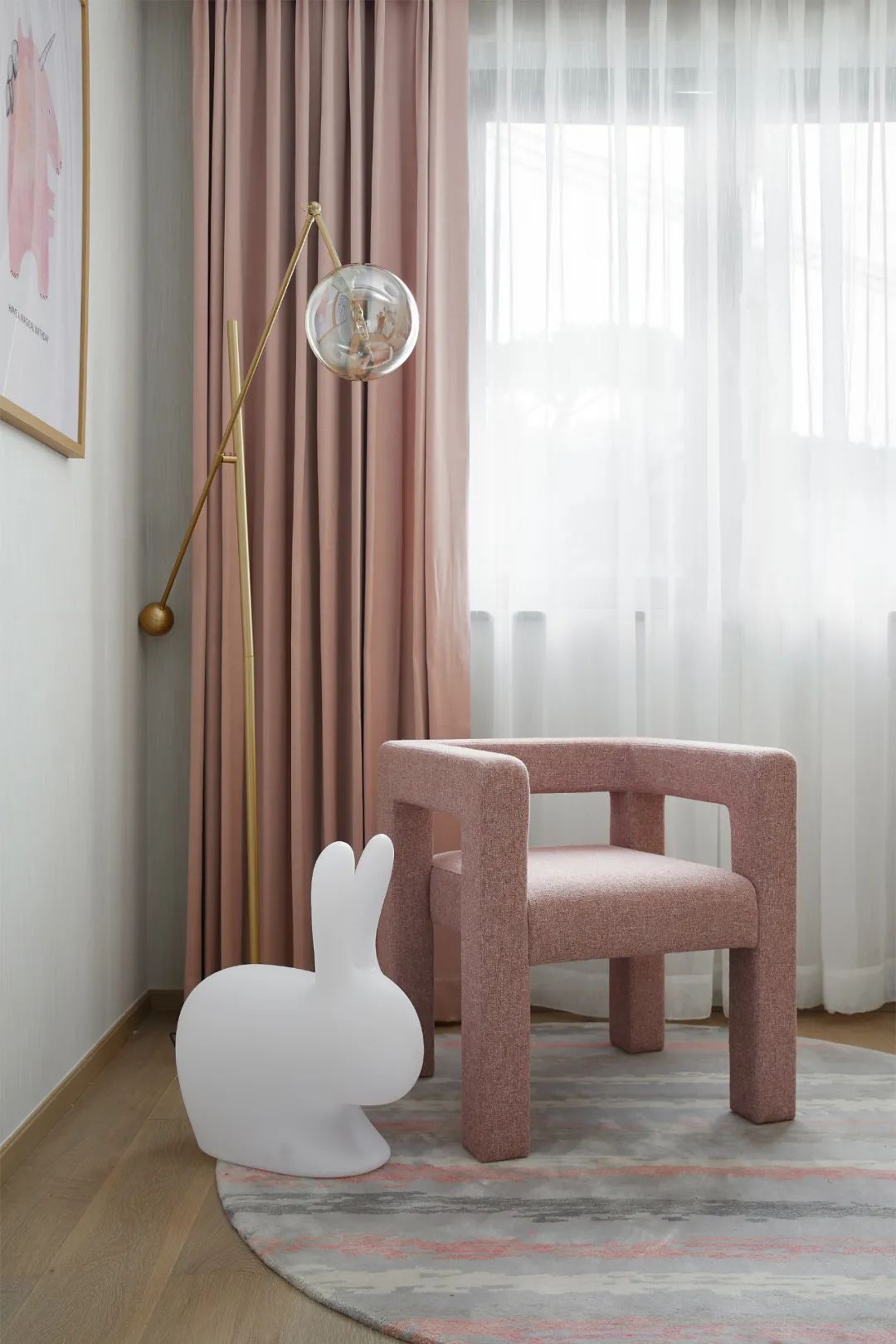 次卧|95㎡现代雅奢，丰富的颜色及软装搭配，造就出一个活力的家