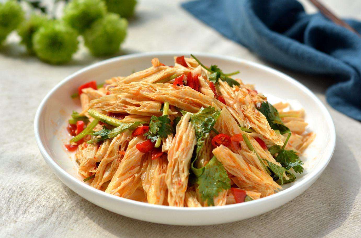 腐竹此种做法，下饭下酒香辣可口，开胃暖身，老公连吃3大碗饭