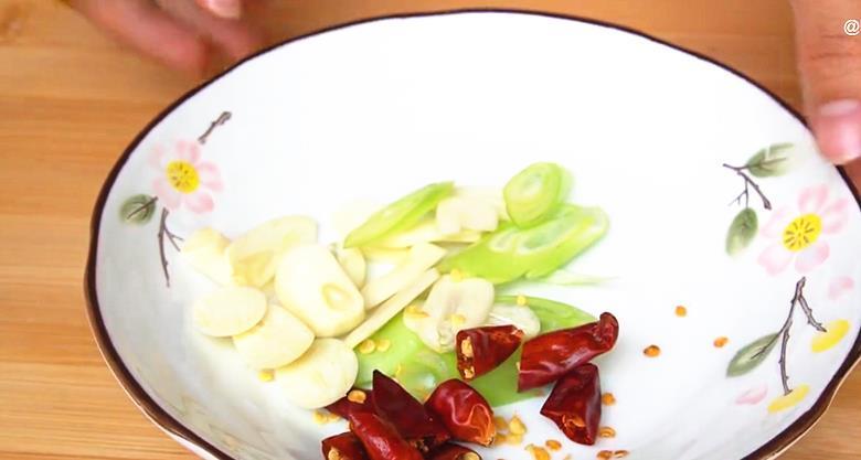 青菜不能直接下锅炒,牢记2个小窍门,出锅青菜翠绿还不出水