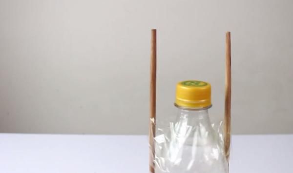 家家户户|塑料瓶上绑2根筷子,解决了家家户户的困扰,在家做10个都不够