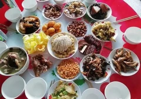 实拍15个普通家庭的年夜饭，比比谁家的年味最浓