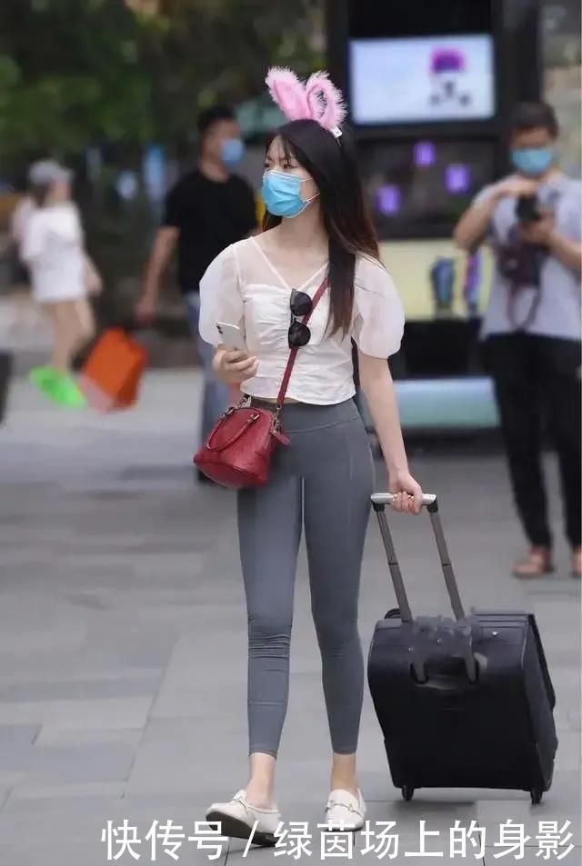 羡慕别人穿“健美裤”时髦有型,自己却不会穿这3招你掌握了吗