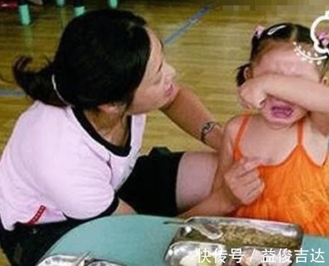 孩子|“妈妈我在幼儿园吃了2碗饭”，看完午餐照片后，妈妈却表示酸了