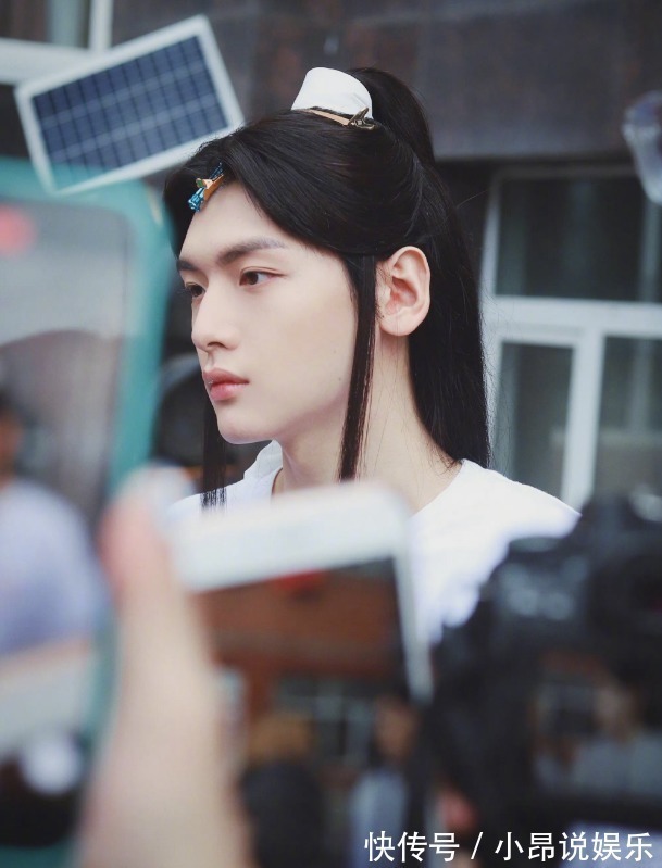 谢怜|《天官赐福》定妆照公开!站姐晒路透图被骂,粉丝都不敢认领