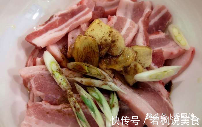大米别蒸着吃了,配1斤五花肉如此做,简单营养又解馋,越吃越香