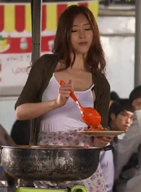 |搞笑GIF:幸亏反应快 不然被老婆发现就麻烦了