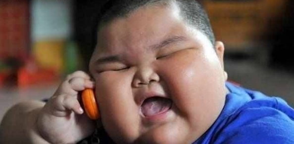 小男孩|只因常吃这东西男童3岁胖成150斤,家长说已经成瘾戒不掉了!