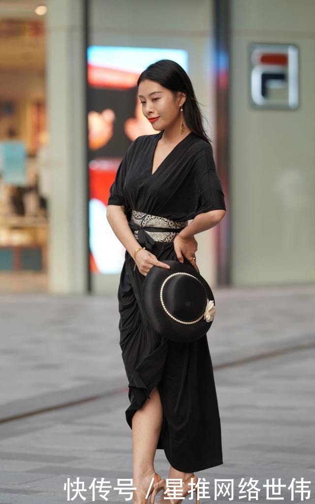 好身材|穿黑色连衣裙,搭配一条宽腰带,提升腰线轻松打造好身材