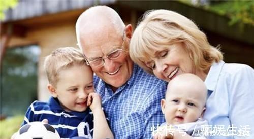 宝爸|有爸妈帮忙带娃和无人帮忙的家庭,区别到底在哪?现实很心酸