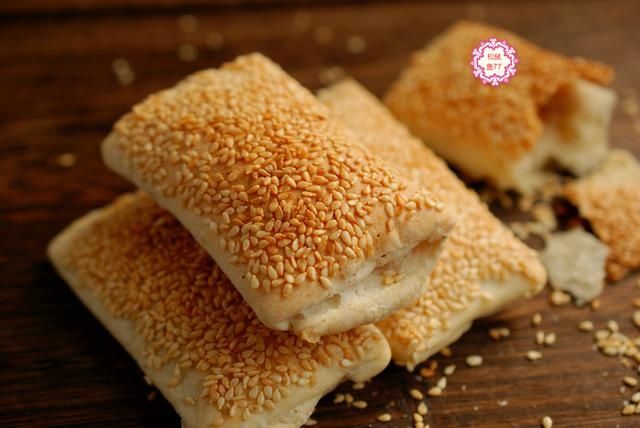 油皮|薄薄的皮儿脆脆的壳儿,一捏就碎一碰就掉渣,这个烧饼真香