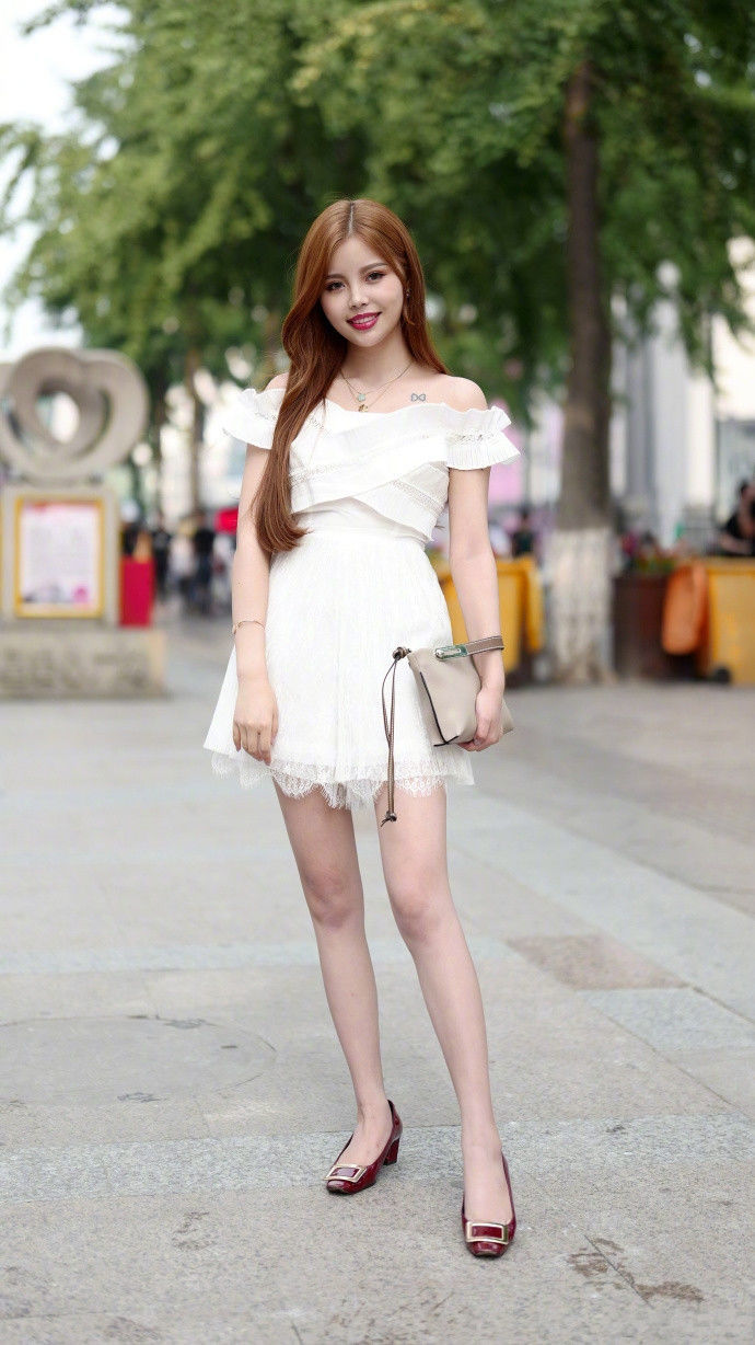 街拍:短发美女穿上高跟鞋,让自己显得成熟又有女人味