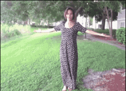 |搞笑GIF:大姐 你穿的是假裙子吧 起跳那一下真的吓到我了