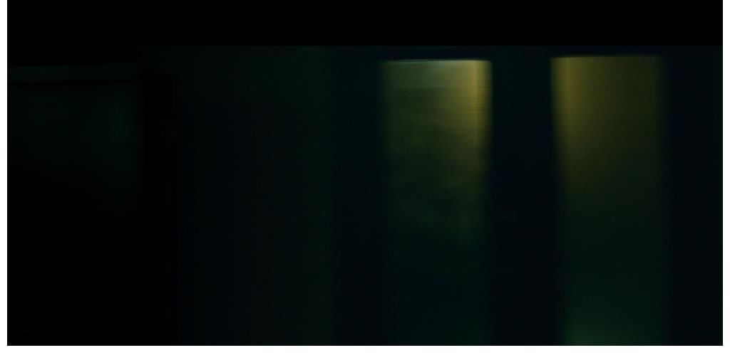 《爆裂鼓手》开场镜头，如何通过剪辑画面塑造紧张的情绪？