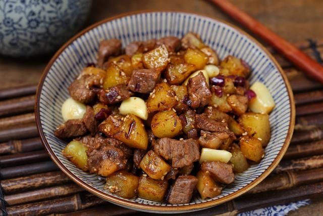 牛肉和土豆是绝佳搭档，这样炒着吃简直香到姥姥家，实在太过瘾了