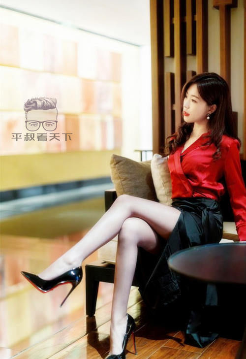 美女穿搭:小姐姐爱穿红色休闲衬衫配紧身黑色开叉裙,性感妩媚,熟女风超吸引人!