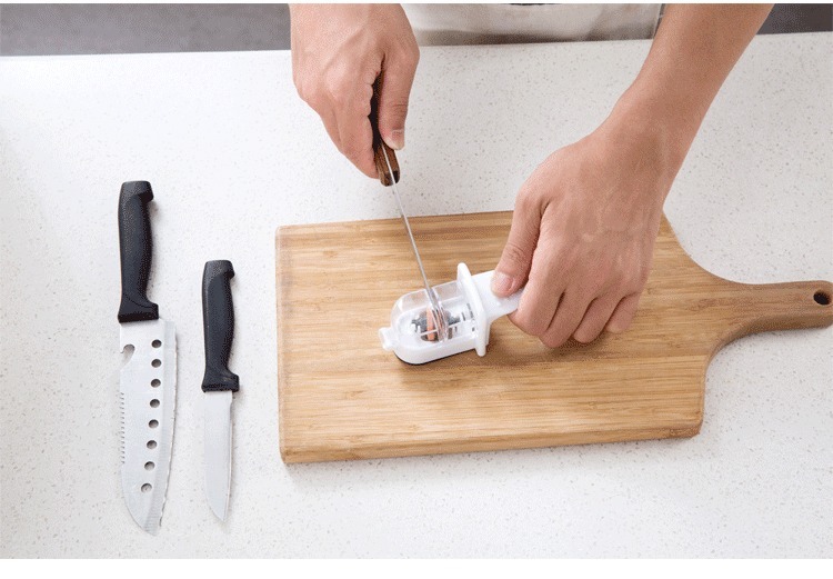 牙膏抹在菜刀上，没想到这么厉害，每家每户都用的到，赶紧去试试