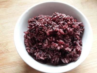 血糖高的人注意蒸米饭时加入两物，延缓衰老、血糖轻松降下来