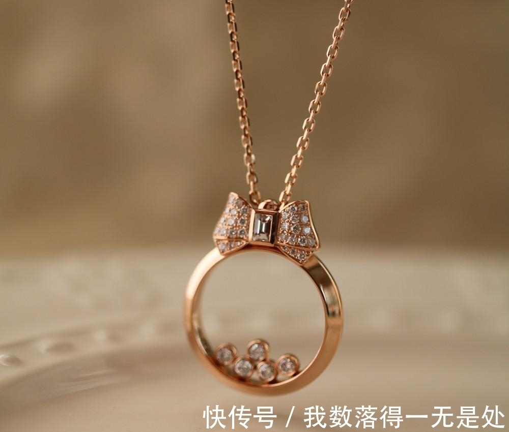 时尚|罗马假日公主的浪漫,一款设计感爆棚的时尚吊坠,就能做到喔