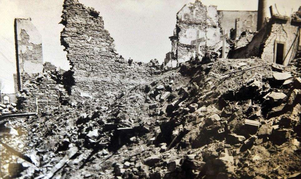 这一|二战“装死”的士兵，被挂在教堂逃过死亡，没想这一挂就是74年