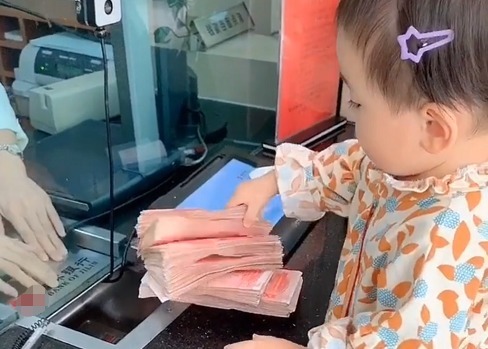 柜台|“最小富婆宝宝”银行存钱走红，网友活着不如一个穿尿不湿的
