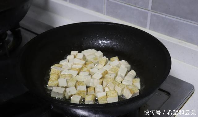 简单|豆腐放在鸡蛋里面,这道菜火了,做法简单零基础,好吃又好看