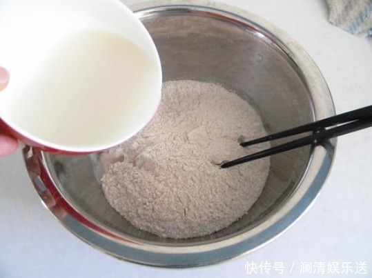 发面,外行只用酵母!牢记4点,20分钟发满盆,松软香甜不发酸