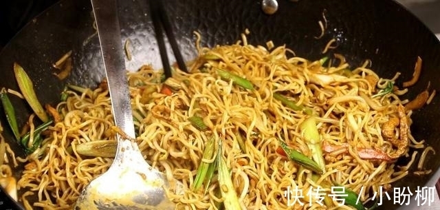 红辣椒|肉丝炒面最好吃的做法,简单几步,5分钟就出锅,比饭店的还好吃