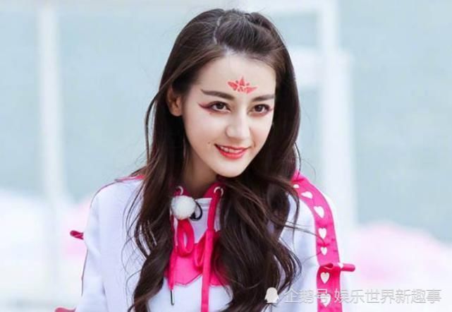 迪丽热巴第一次和邓超聊微信,超哥秒回复5个字,热巴不知所措