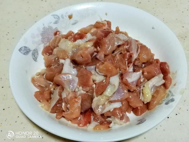 辣子鸡|鸡腿肉这样做，外酥里嫩，香辣过瘾，一大盘都不够吃