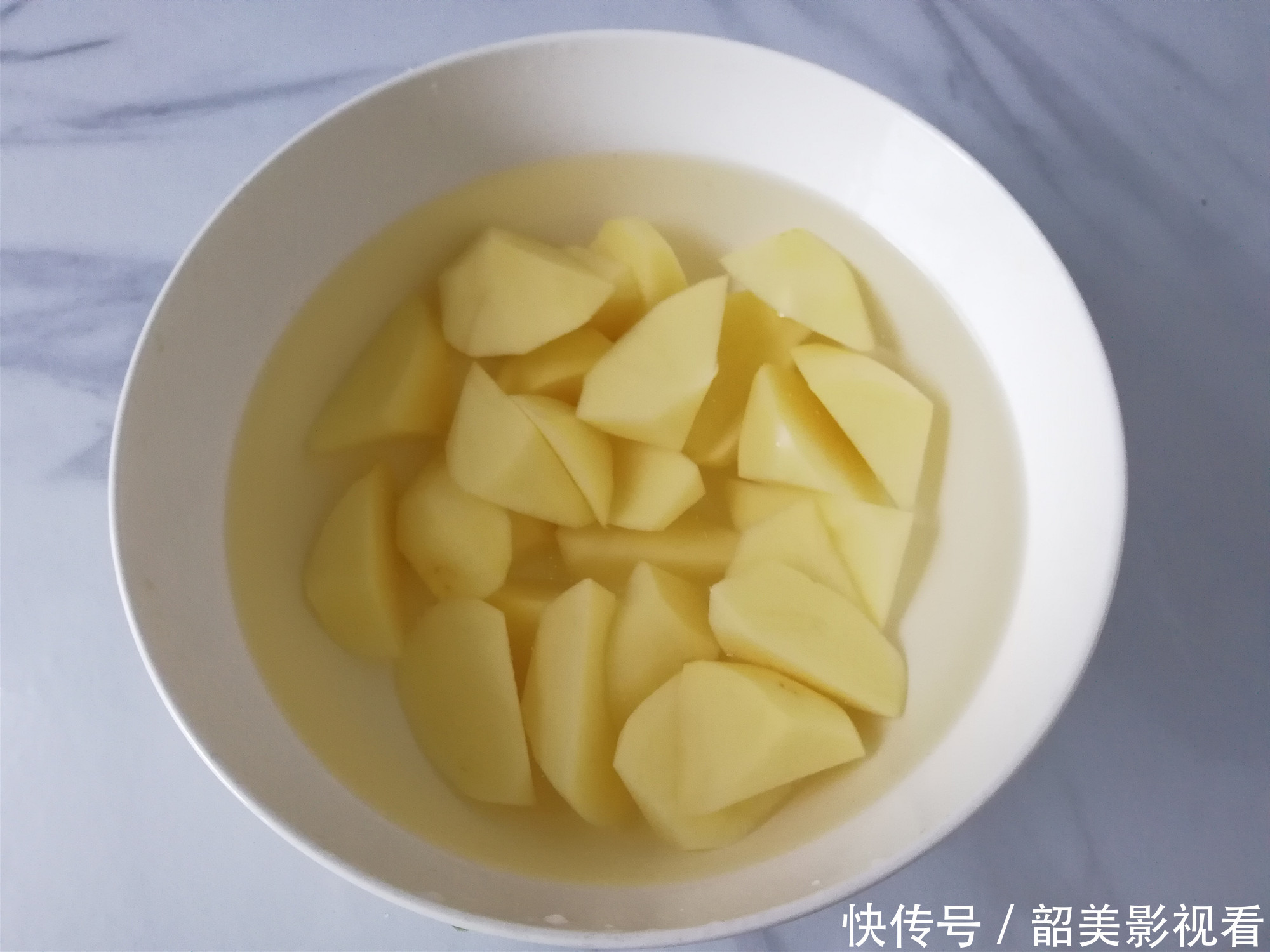 表面|茄子的家常做法最下饭,不用过油,和这个食材是绝配,软糯入味