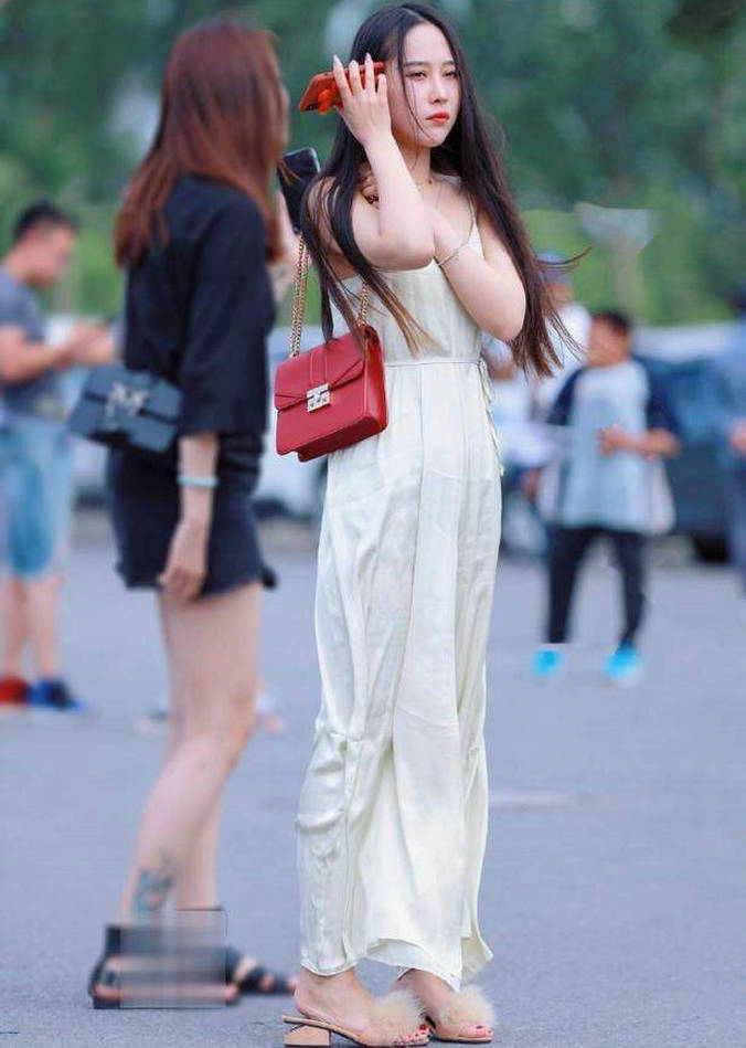 非常时尚的潮流美女,牛仔裤搭配一字肩T恤,简单却很时尚