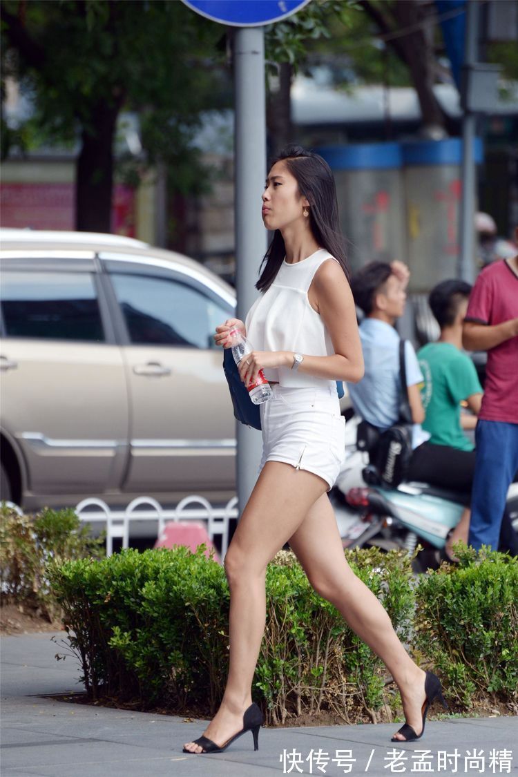 牛仔裤 街拍:美女白色牛仔裤搭配白色无袖小衫,凸显身材比例和长腿优势